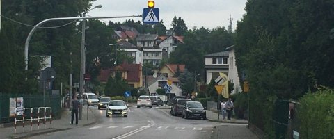 Przejście dla pieszych przez ulicę Żeromskiego na przeciwko Zespołu Szkół Techniczno Ekonomicznych z nową instalacją: podświetlany znak D-6 z lampami ostrzegawczymi zamontowany nad jezdnią na stalowym wysięgniku wraz z lampą doświetlającą obszar przejścia.